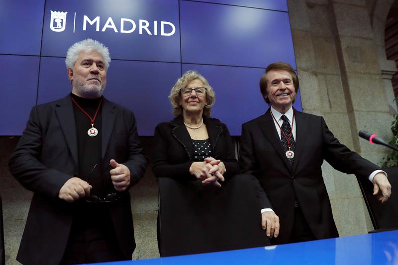 Carmena nombra a Raphael y Almodóvar Hijos Adoptivos de Madrid Carmena nombra a Raphael y Almodóvar Hijos Adoptivos de Madrid