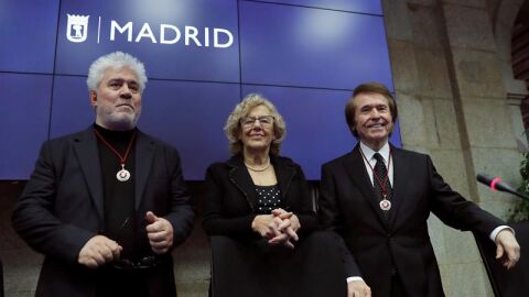 Manuela Carmena con Pedro Almod&oacute;var y Raphael
