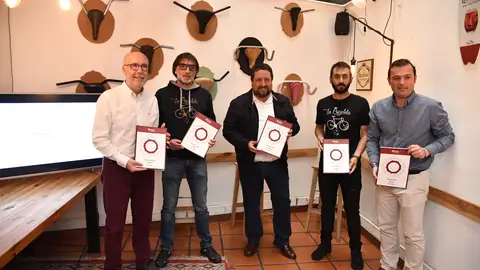 El presidente de la Diputación, Javier Moliner, ha presentado las guías. RUTAS CICLOTURISMO