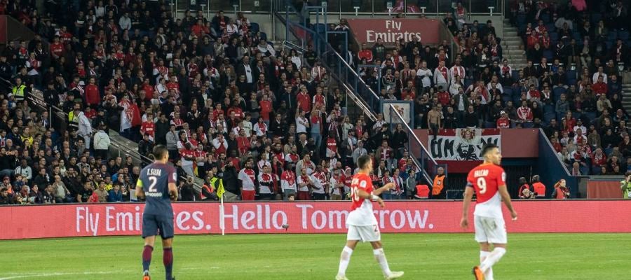 Aficionados de Mónaco, al encajar un gol del PSG Aficionados de Mónaco, al encajar un gol del PSG