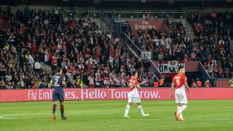 Aficionados de M&oacute;naco, al encajar un gol del PSG