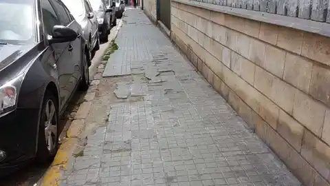 Acera en mal estado en Carrús Acera en mal estado en Carrús