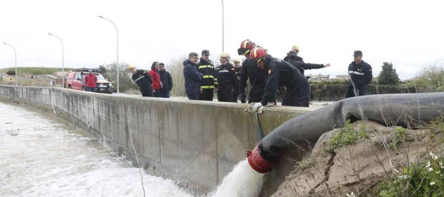 Trabajos de los efectivos contra la riada Trabajos de los efectivos contra la riada
