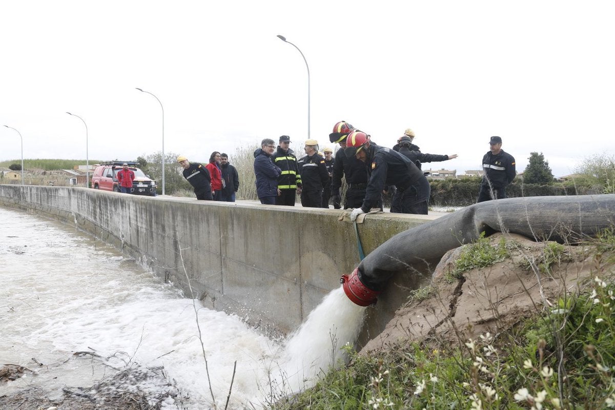Las motas de la Ribera Baja aguantan la fuerza del Ebro y no habrá desalojos Las motas de la Ribera Baja aguantan la fuerza del Ebro y no habrá desalojos