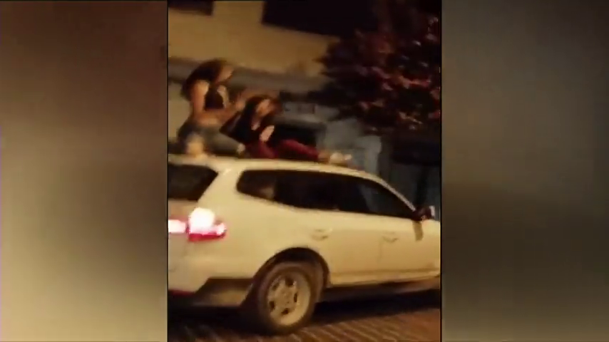 Investigan el vídeo de dos chicas bailando sobre el techo de un coche en marcha en Jávea Investigan el vídeo de dos chicas bailando sobre el techo de un coche en marcha en Jávea