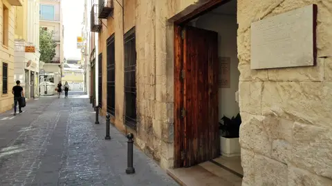 Acceso a la sede del Patronato Nacional del Misteri d'Elx en la calle Major de la Vila Acceso a la sede del Patronato Nacional del Misteri d'Elx en la calle Major de la Vila