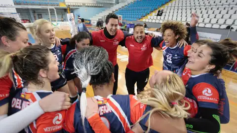 André Collin celebra con sus jugadoras el ascenso a la Superliga de voleibol femenino logrado en Lugo. ASCENSO A SUPERLIGA VOLEIBOL FEMENINO