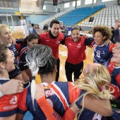 André Collin celebra con sus jugadoras el ascenso a la Superliga de voleibol femenino logrado en Lugo.