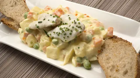 Ensaladilla de bacalao con kokotxas Ensaladilla de bacalao con kokotxas
