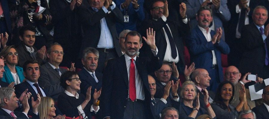 Felipe VI saluda a la afición en la inauguración del Wanda Metropolitano Felipe VI saluda a la afición en la inauguración del Wanda Metropolitano