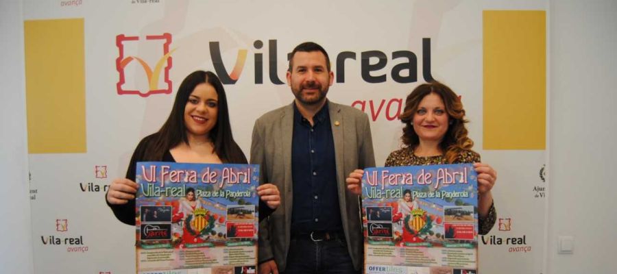 El regidor de Turisme Diego Vila junt amb representants de l´associació Cultural Andalusa de Vila-real. El regidor de Turisme Diego Vila junt amb representants de l´associació Cultural Andalusa de Vila-real.