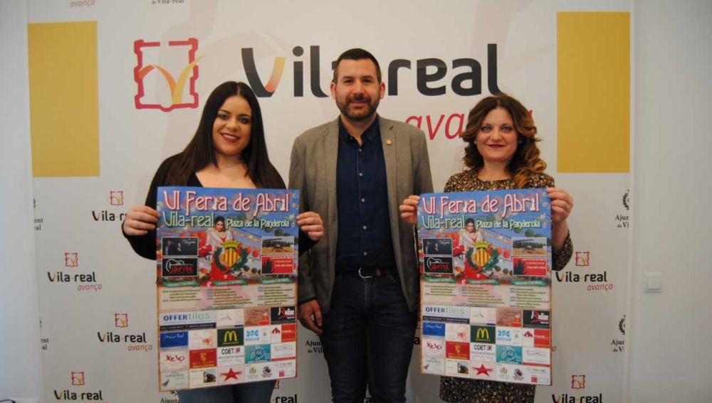 El regidor de Turisme Diego Vila junt amb representants de l´associació Cultural Andalusa de Vila-real. 