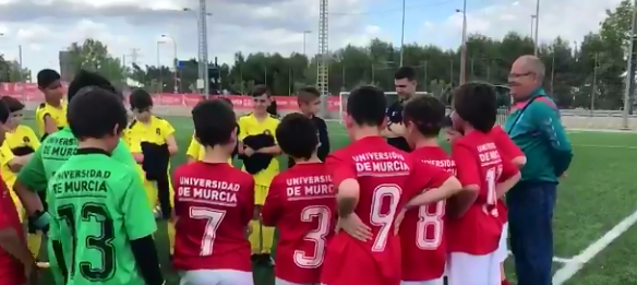 La impresionante charla de un árbitro a unos alevines antes de un partido de fútbol La impresionante charla de un árbitro a unos alevines antes de un partido de fútbol