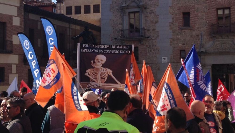 Uno de los carteles que se han visto en la concentración de policías municipales de Madrid
