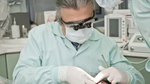 Un dentista examina a un paciente Un dentista examina a un paciente