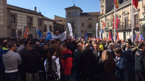Polic&iacute;as municipales se manifiestan en la Plaza de la Villa de Madrid