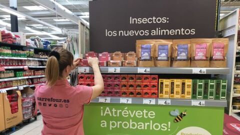 Estanteria con alimentos elaborados con insectos