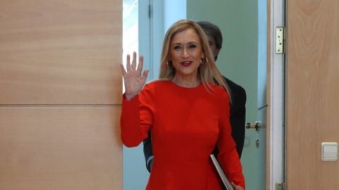 Cristina Cifuentes antes de su rueda de prensa