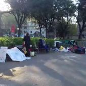 La Guardia Urbana comienza a desalojar a los acampados en la plaza Cataluña de Barcelona