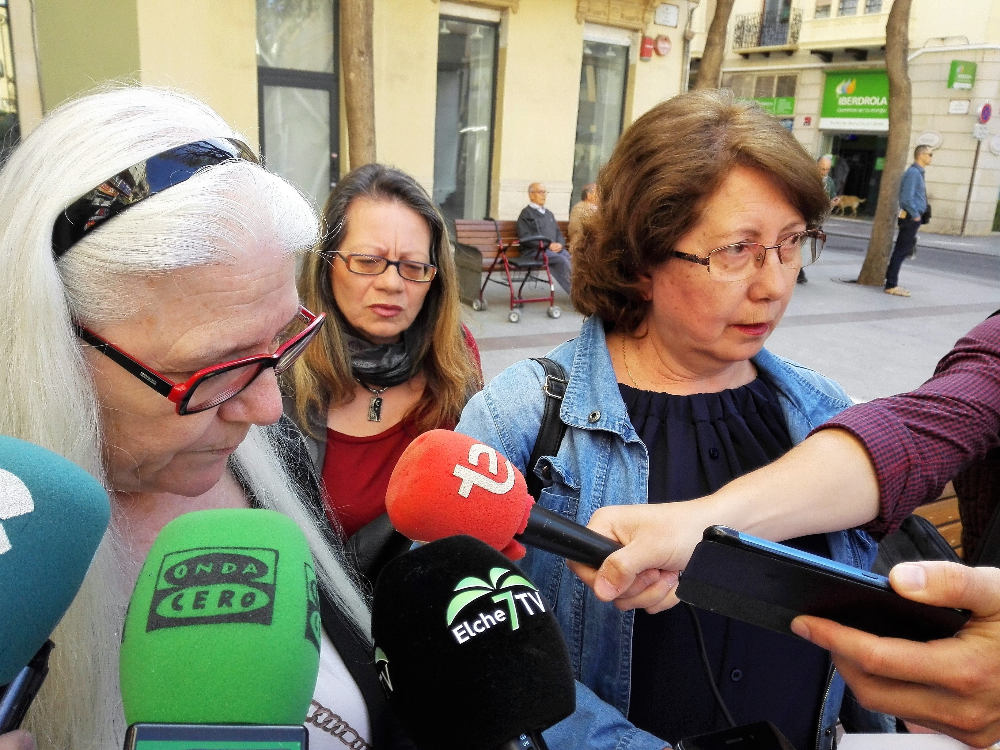 Aparadoras de Elche se unen en una asociación para visibilizar la situación laboral del sector Aparadoras de Elche se unen en una asociación para visibilizar la situación laboral del sector