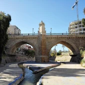 Vista del puente de Santa Teresa de Elche desde la ladera del río Vinalopó. Vista del puente de Santa Teresa de Elche desde la ladera del río Vinalopó.