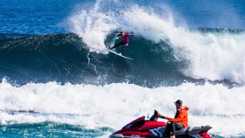 Nikki Van Dijk, durante su participaci&oacute;n en una prueba de la Liga Mundial de surf, en Sud&aacute;frica