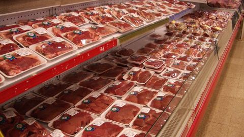 Carne envasada en un supermercado