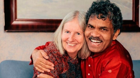 Charlotte abrazada a su marido PK