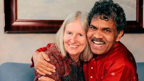 Charlotte abrazada a su marido PK Charlotte abrazada a su marido PK