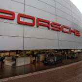 Fotografía de la fachada de la sede de Porsche