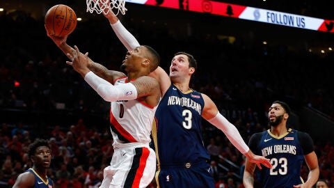 Mirotic intenta taponar a Damian Lillard en su penetraci&oacute;n a canasta