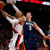 Mirotic intenta taponar a Damian Lillard en su penetración a canasta Mirotic intenta taponar a Damian Lillard en su penetración a canasta