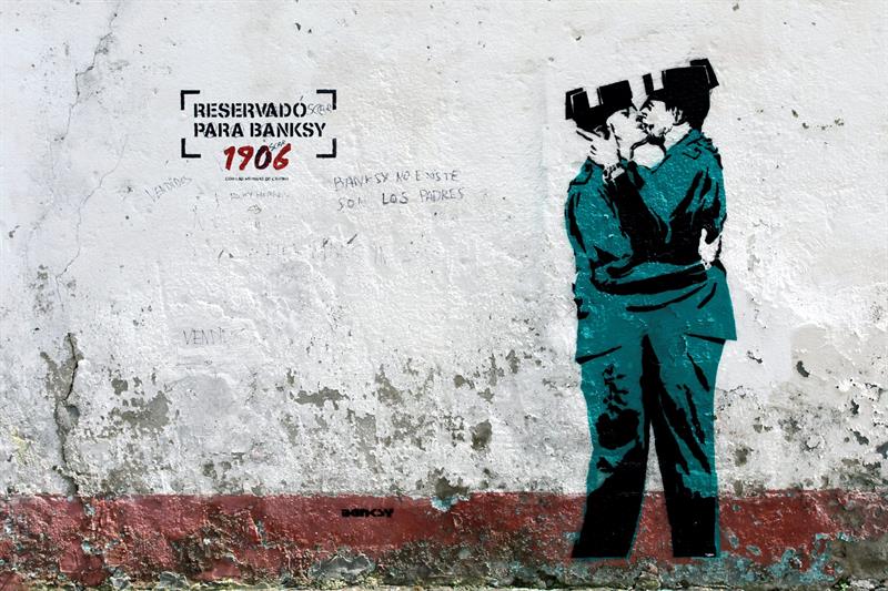 Investigan si una pintada de dos guardias civiles besándose aparecida en Ferrol es de Banksy Investigan si una pintada de dos guardias civiles besándose aparecida en Ferrol es de Banksy