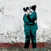 Imagen de dos guardias civiles besándose que podría ser de Banksy