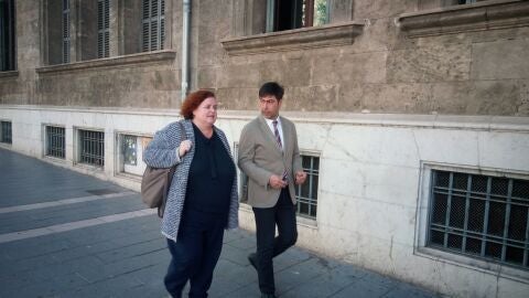 La exconsellera de Cultura Ruth Mateu junto a su abogado a su llegada a los juzgados de Palma