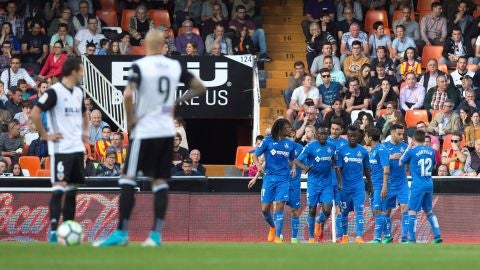 Los jugadores del Getafe celebran uno de los goles de Remy contra el Valencia