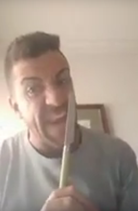 Durántez, jugador del Plasencia, amenaza con un cuchillo a sus rivales del Moralo Durántez, jugador del Plasencia, amenaza con un cuchillo a sus rivales del Moralo