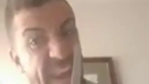 Durántez, jugador del Plasencia, con un cuchillo en la mano Durántez, jugador del Plasencia, con un cuchillo en la mano