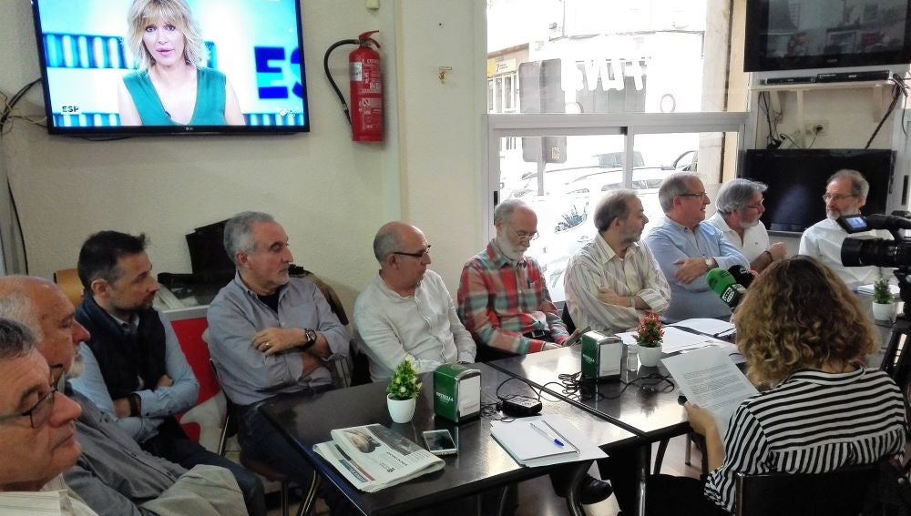 Integrantes de la plataforma Salvem El Mercat durante la rueda de prensa