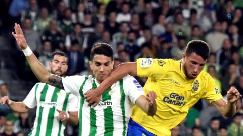 Calleri retiene el bal&oacute;n ante la presi&oacute;n de Bartra durante el Betis - Las Palmas