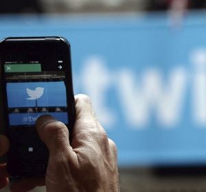 Una persona con Twitter en su móvil Una persona con Twitter en su móvil