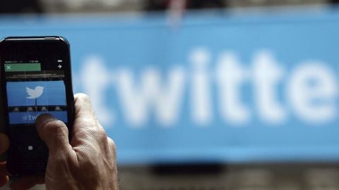 Una persona con Twitter en su m&oacute;vil