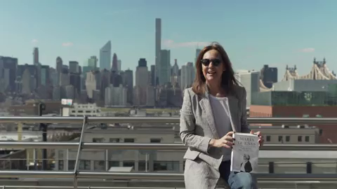 María Dueñas: "'Las hijas del capitán' es un tributo a las mujeres valientes que luchan entre circunstancias adversas por sobrevivir" María Dueñas: "'Las hijas del capitán' es un tributo a las mujeres valientes que luchan entre circunstancias adversas por sobrevivir"