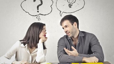 Dos personas durante una conversaci&oacute;n