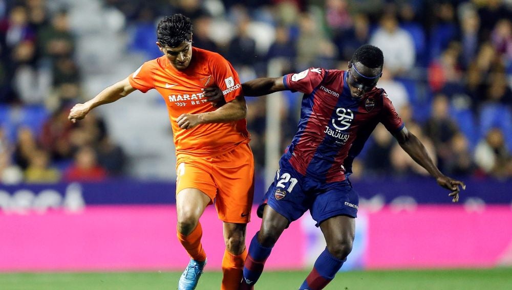 Chory y Boateng disputan el balón durante el Levante - Málaga