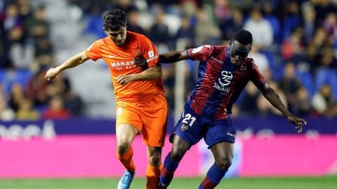 Chory y Boateng disputan el bal&oacute;n durante el Levante - M&aacute;laga