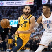 Ricky Rubio ataca mientras es defendido por Russell Westbrook