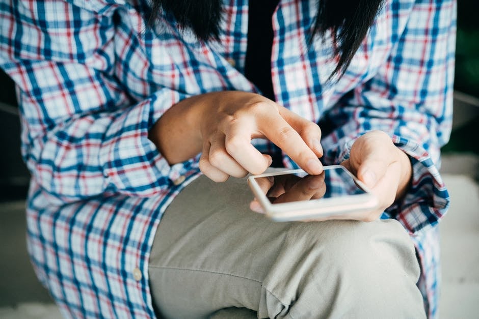 La humanidad vive pegada al smartphone, una extremidad más La humanidad vive pegada al smartphone, una extremidad más