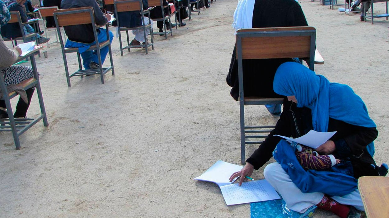 Jahantab, una joven afgana que hizo la prueba de acceso a la universidad con su bebé en brazos, consigue su sueño Jahantab, una joven afgana que hizo la prueba de acceso a la universidad con su bebé en brazos, consigue su sueño