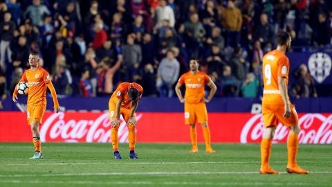 Los jugadores del M&aacute;laga, abatidos tras el gol de Boateng que les manda a Segunda